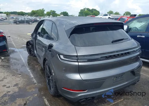 2025 Porsche Cayenne Turbo E-Hybrid z USA, uszkodzony, nr VIN WP1AM2AY7SDA27408